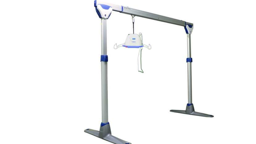 A freestanding image of a Maxi 440 ceiling lift on a gantry. 
